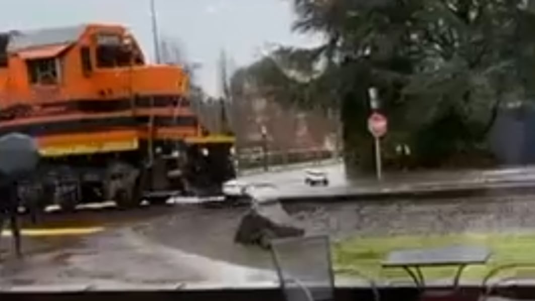 Autonomer Lebensmittellieferwagen verunglückt unter einem Zug