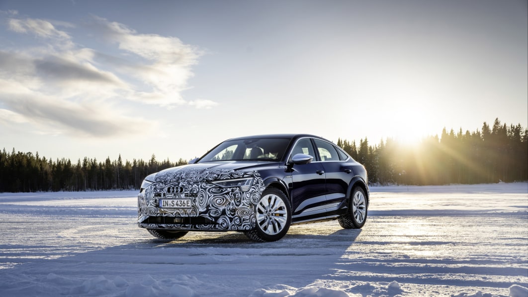 2023 Audi E-Tron driftet durch Wintertuning und Kalibrierung
