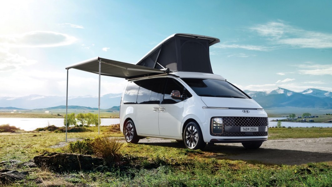 Vom Raumschiff Hyundai Staria inspirierter Van wird zum Wohnmobil, zur Limousine