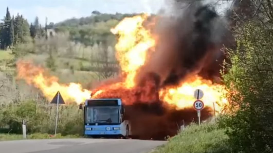 CNG treibt spektakulären Busbrand in Italien an