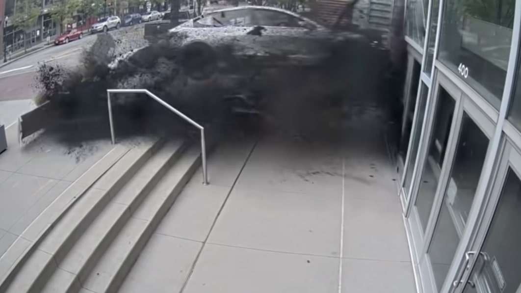 Rasender Tesla stürzt ab und fliegt durch den Eingang des Columbus Convention Center
