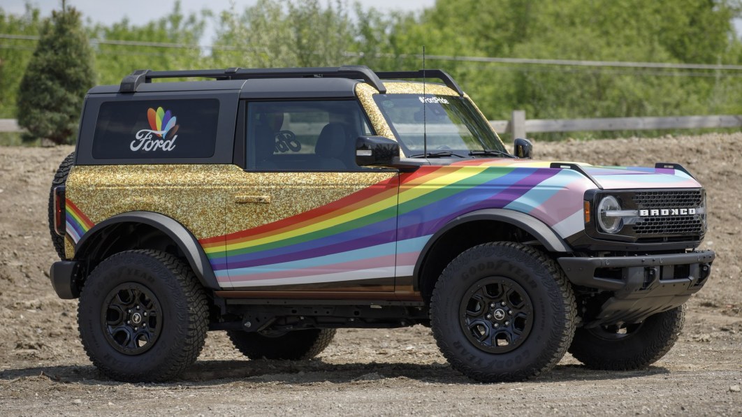 Ford Bronco feiert den Monat des Stolzes mit Regenbogen und Goldglitter