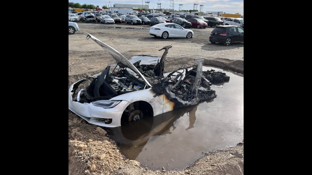 Tesla Model S fängt drei Wochen nach Abgabe auf einem Schrottplatz Feuer
