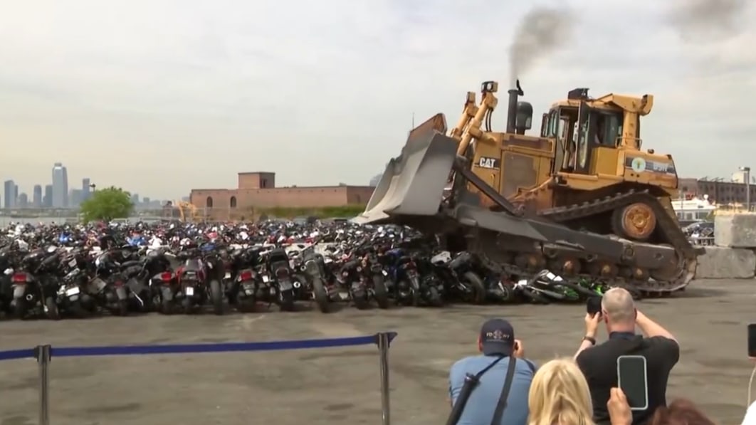 New Yorker Bürgermeister lässt Hunderte von illegalen Geländemotorrädern und ATVs abschleppen