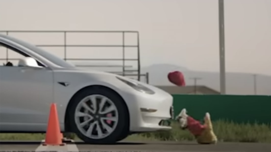 Tesla quiere que se eliminen los videos de sus autos conduciendo sobre niños ficticios