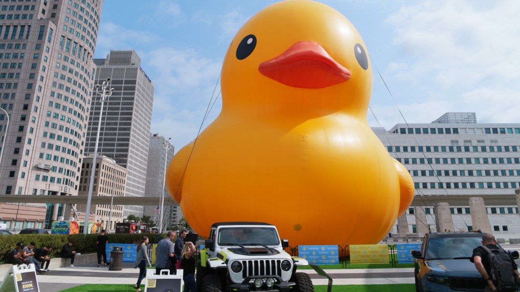 worlds-largest-duck-detroit-auto-show-02.jpg1.jpg