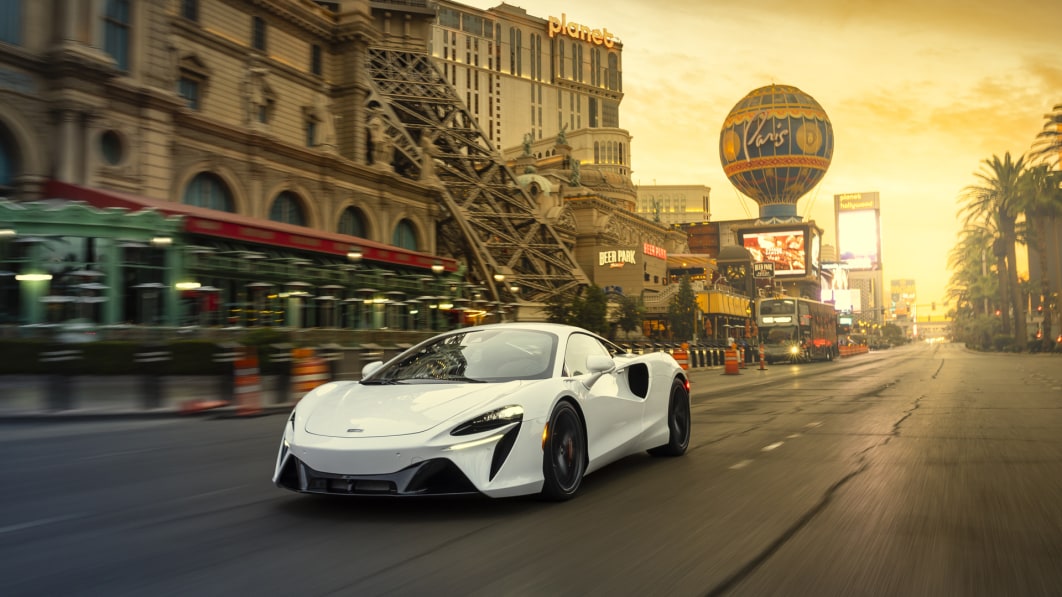 2023 McLaren Artura Road Test: Hitting Vegas (and the track) in McLaren’s hybrid supercar – Autoblog