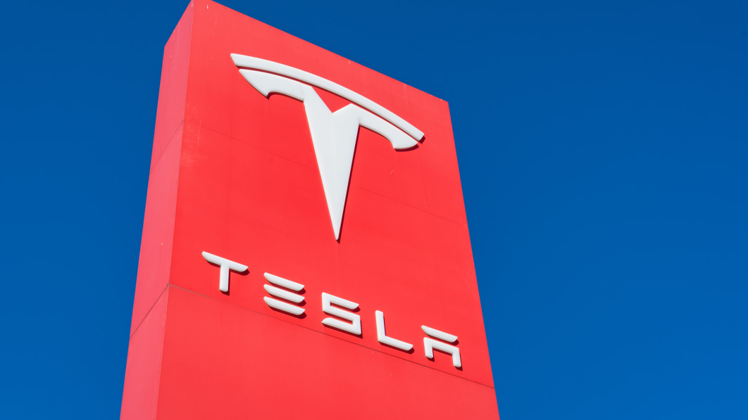Tesla ofrece un reembolso de $ 7,500 y Supercarga gratis al final del año