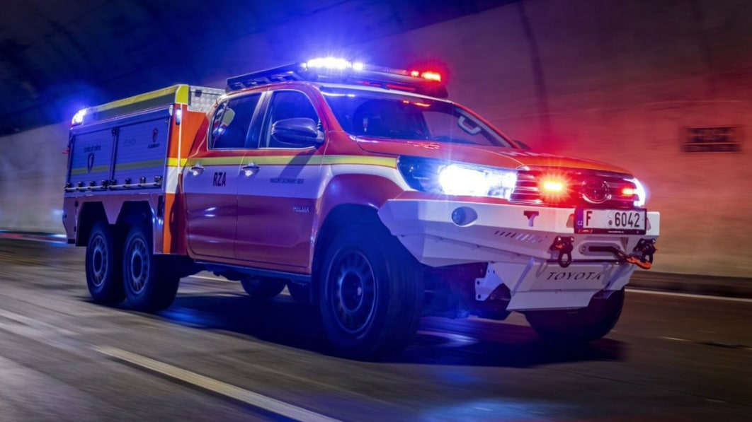 El camión de bomberos Toyota Hilux 6×6 fue construido para combatir incendios en vehículos eléctricos