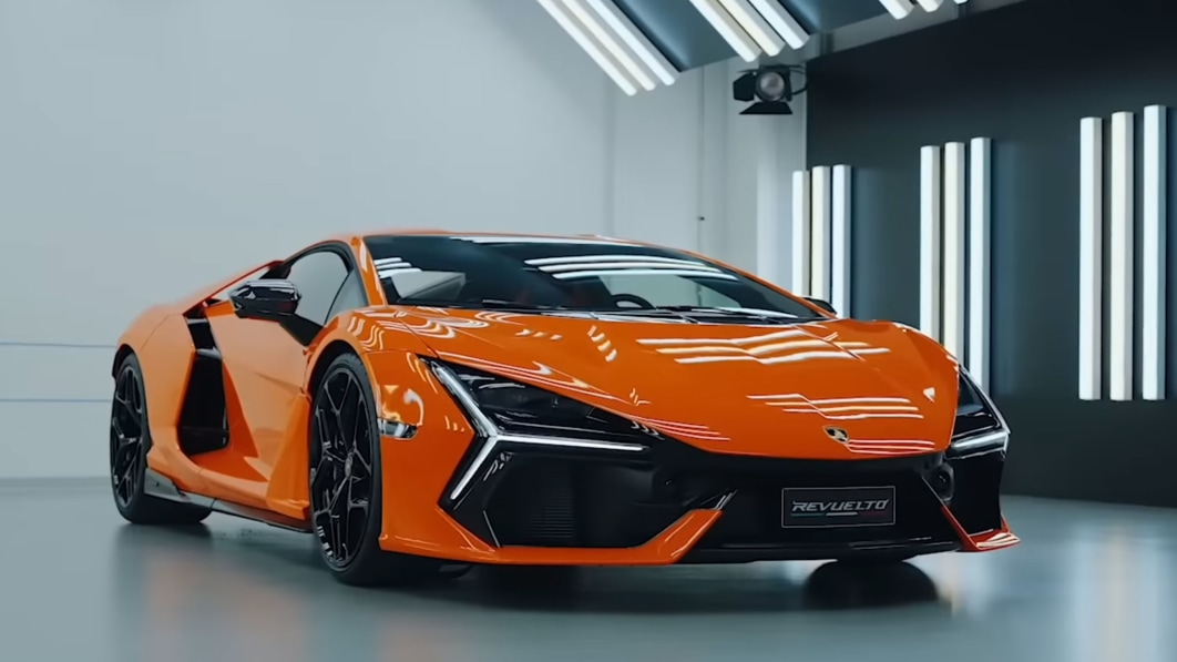 Lamborghini Revuelto gets its closeup, makes some noise