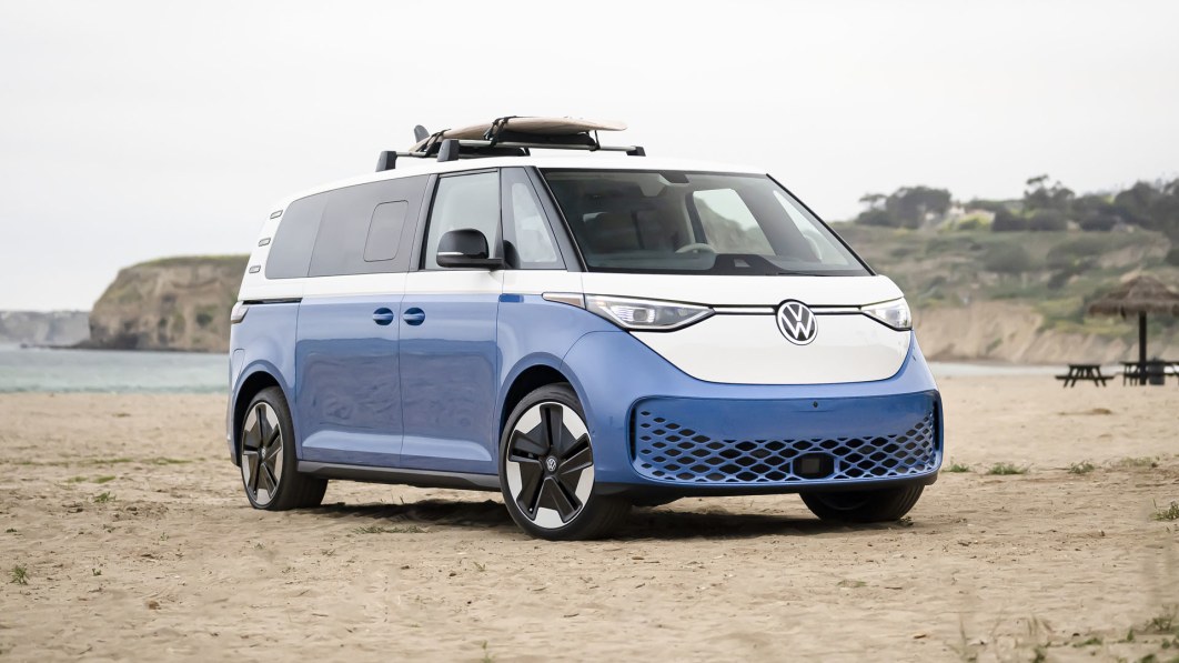 VW bus is reborn in America as the electric, three-row 2025 VW ID. Buzz -  Autoblog