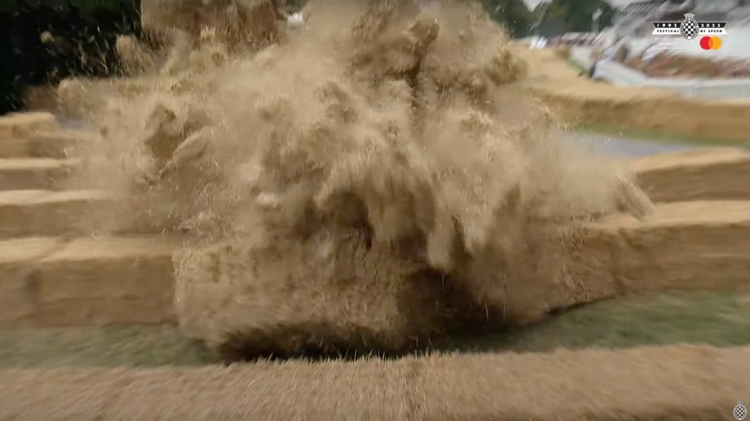 Mira cómo el Hyundai RN22e se estrella contra los fardos de heno en el Festival de la Velocidad de Goodwood