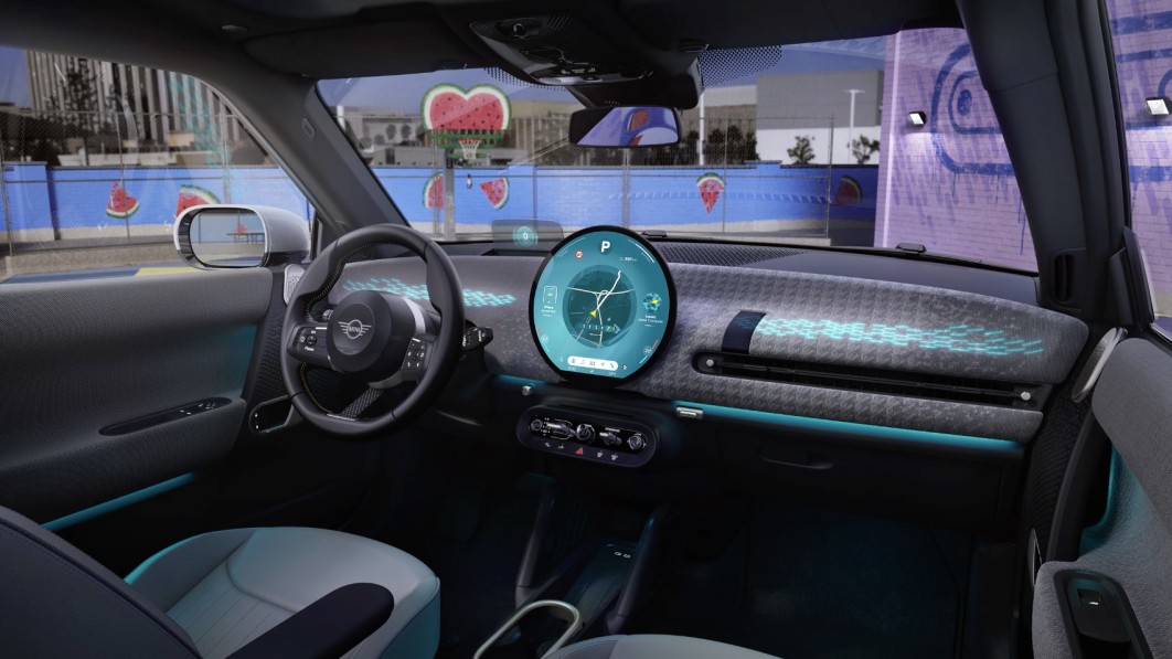 فضای داخلی Mini Cooper 2025 طراحی مینیمالیستی یکپارچهسازی با سیستمعامل، صفحه نمایش دایره ای عظیم را نشان می دهد