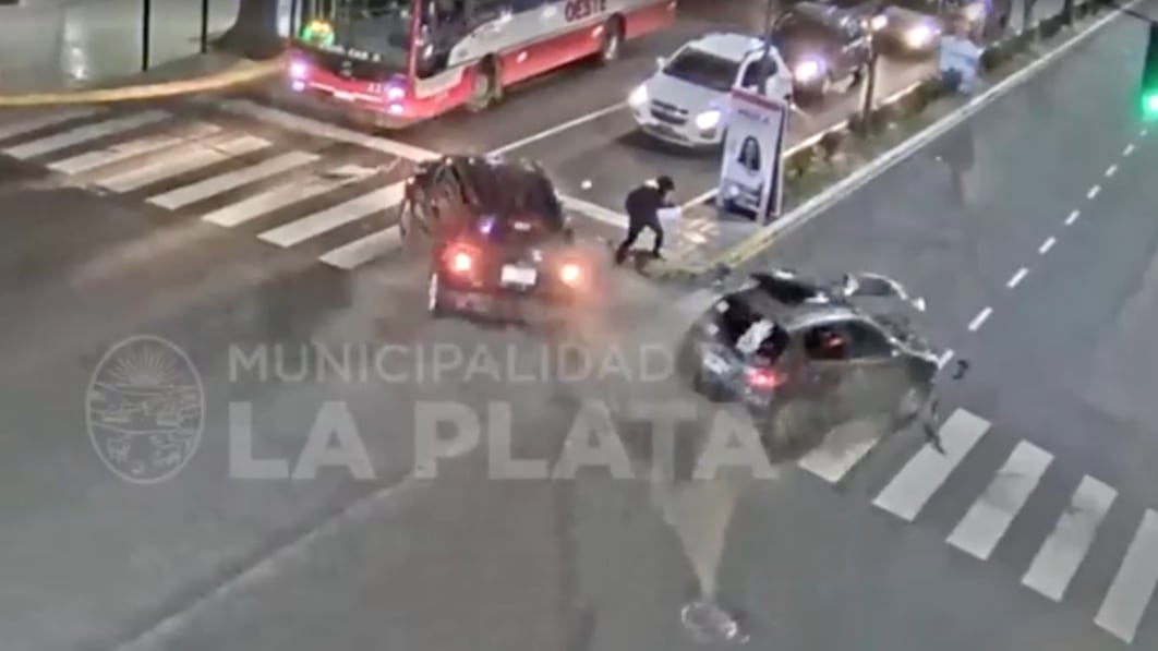 Mira el choque de dos autos – y el peatón más feliz de Argentina