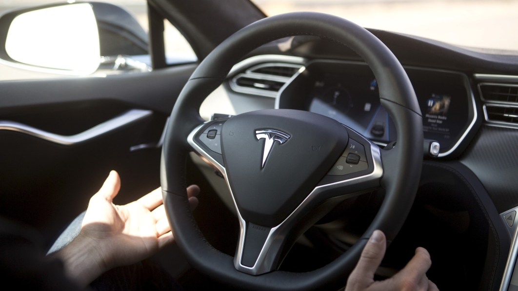 Was ist Tesla AutoPilot, und ist es wirklich vollständig selbstfahrend?