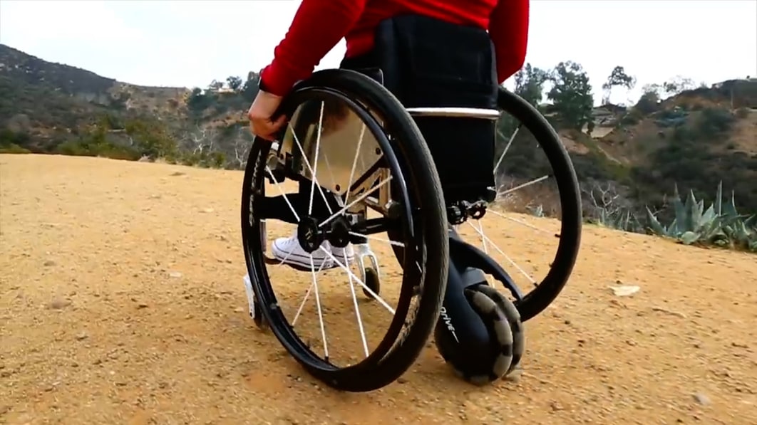 Este sistema motoriza las sillas de ruedas manuales para reducir la tensión en los hombros