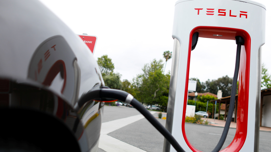 Musks Plan für von Tesla hergestellte Batterien hat ein Problem mit der Beschleunigung