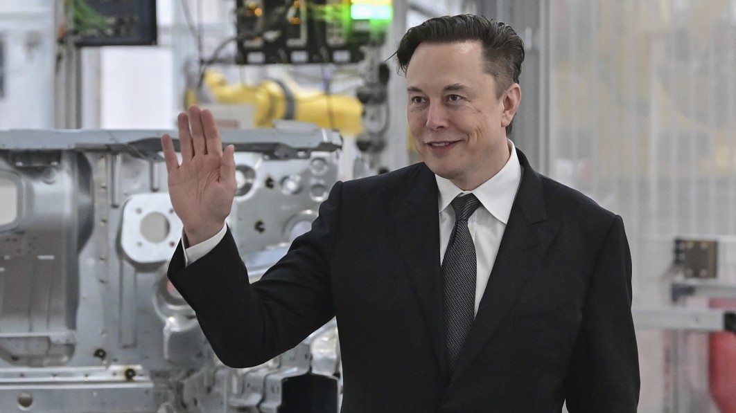 Elon Musk kündigt Twitter-Deal, Vorstand will kämpfen