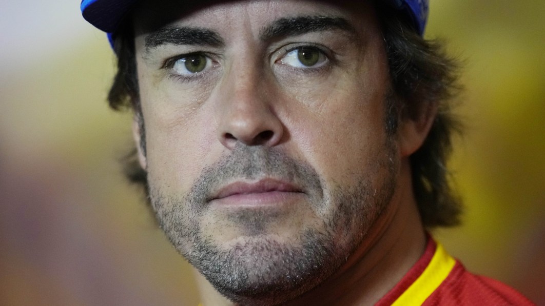 Alonso beschuldigt die Rennleitung der Inkompetenz