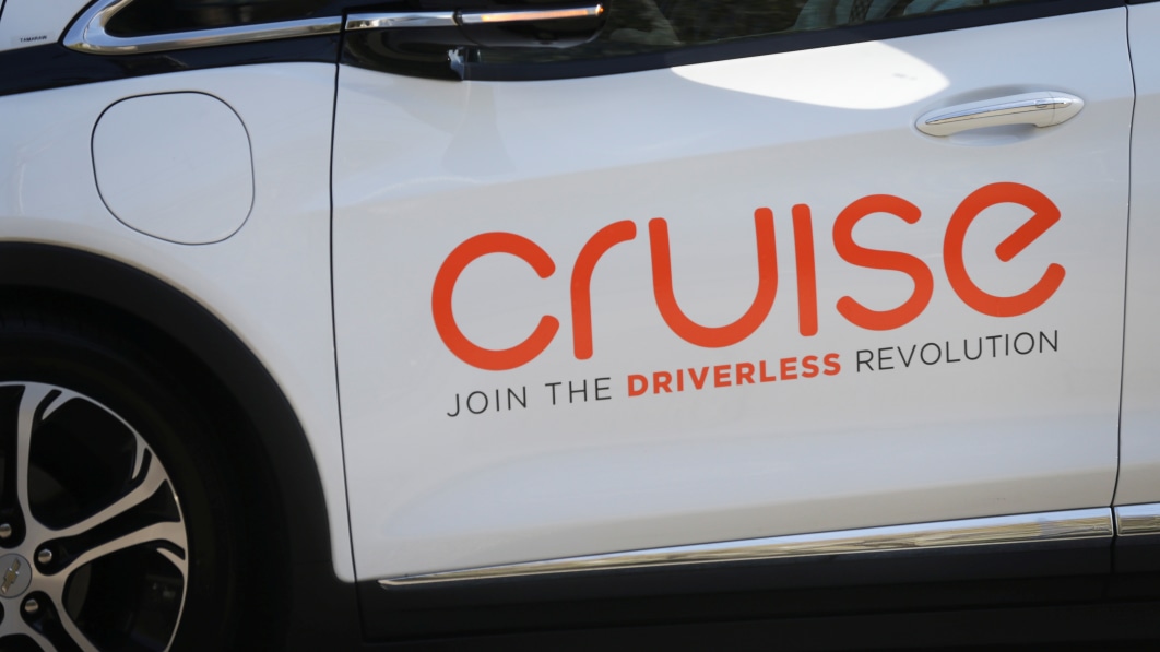 Cruise robotaxis cluster up to block San Francisco street for hours