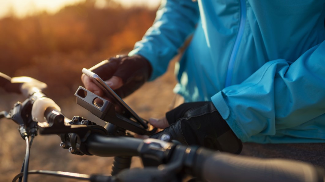 Our Favorite Bike Phone Mounts in 2022 – Top Reviews by Autoblog Commerce | Autoblog
