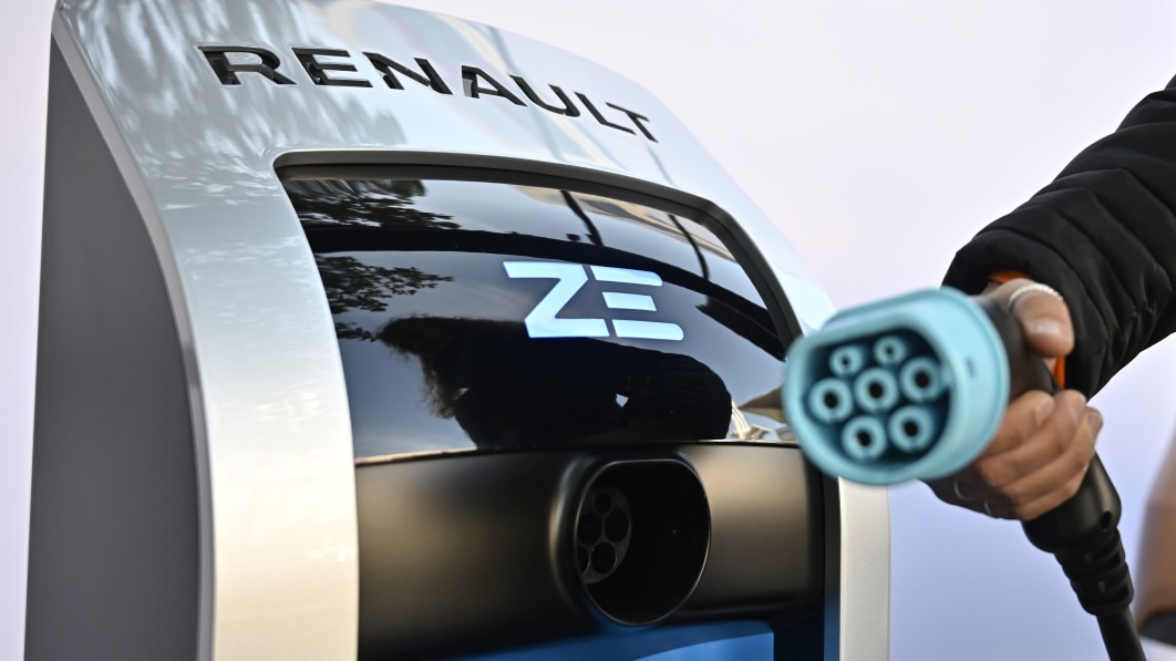 Renault plans network of EV charging stations along European motorways