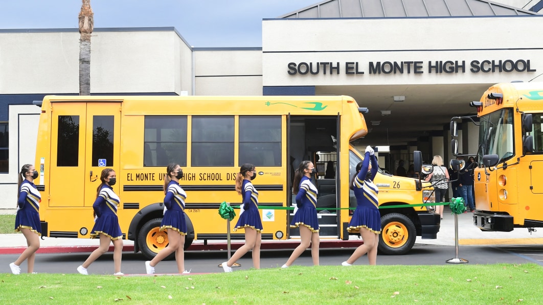 La flota de autobuses escolares eléctricos está creciendo en California, pero algunos dicen que no lo suficientemente rápido