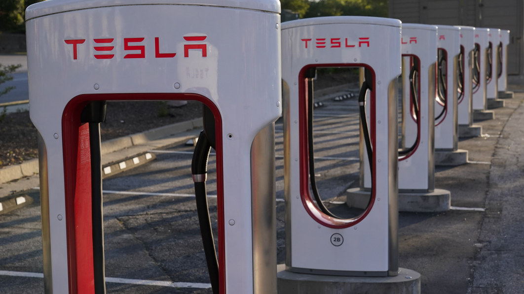 White House: Tesla to make some EV Superchargers available to all – Autoblog