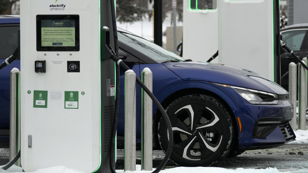 La EPA presenta un plan urgente para reducir las emisiones de los vehículos, con los vehículos eléctricos dominando las ventas