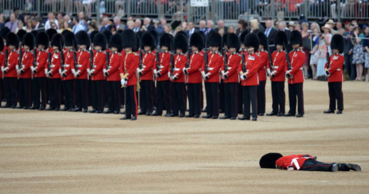 PHOTO. Un membre de la garde royale anglaise au sol après un malaise à