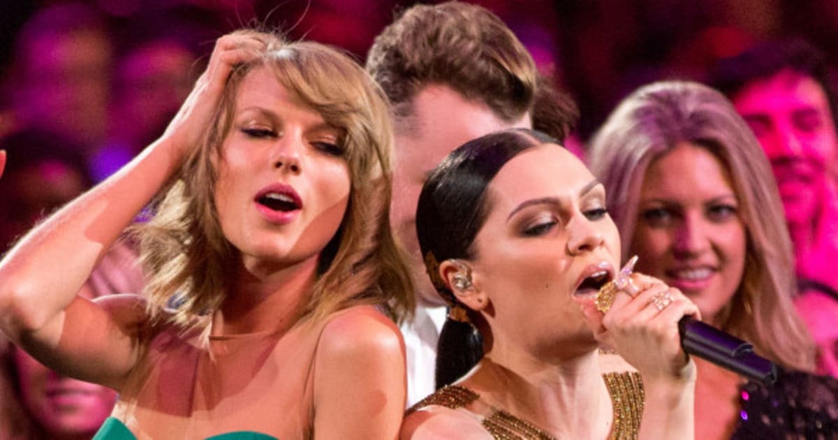 Taylor Swift Skips The 2014 AMAs Red Carpet But Makes Up For It