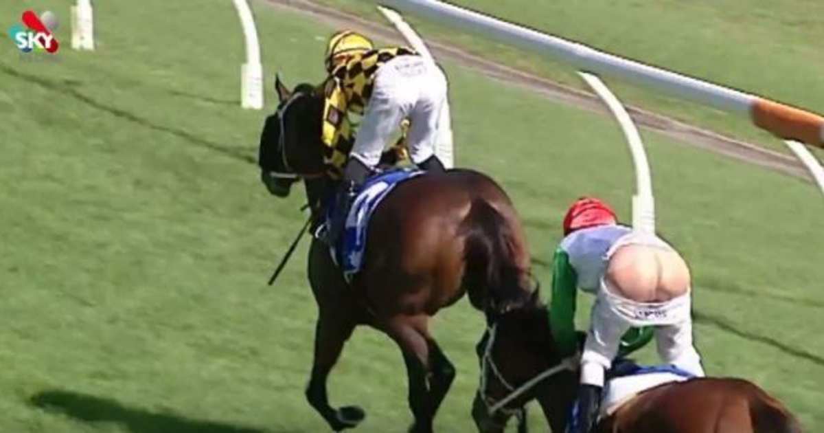 VID O Ce Jockey Termine Sa Course Les Fesses L air