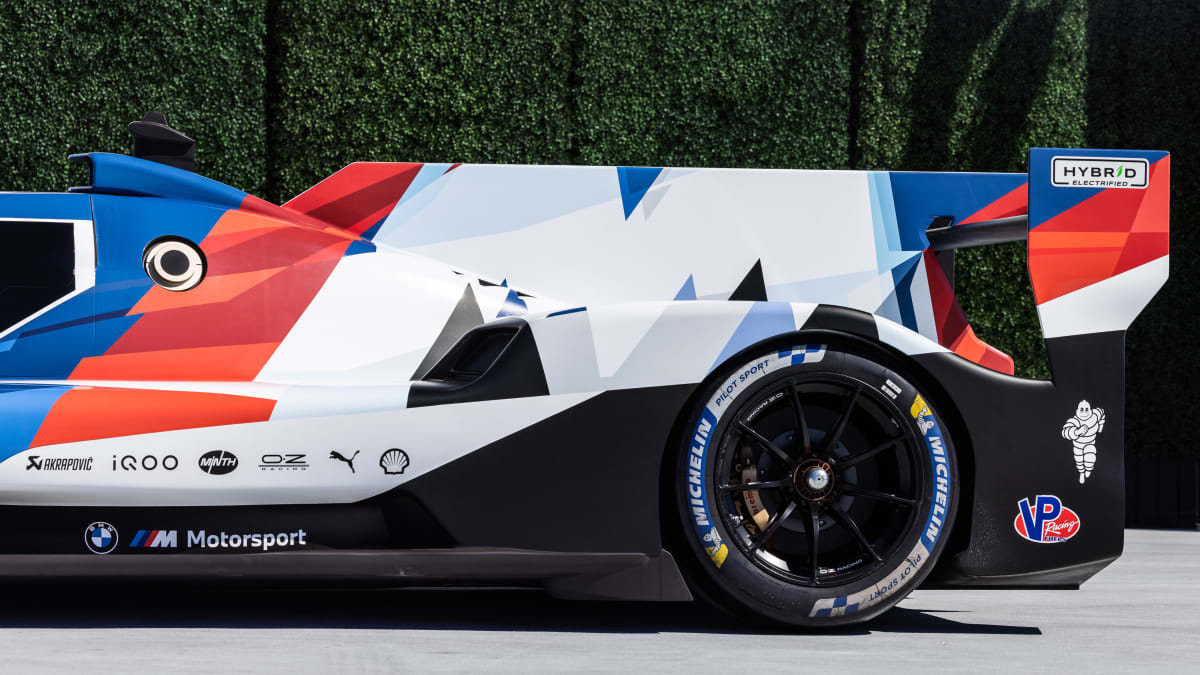 La voiture de course BMW M Hybrid V8 entre en piste en 2023