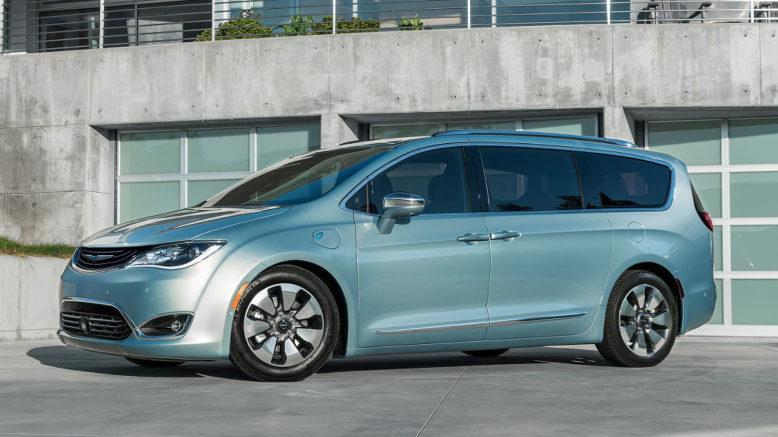 2021 Chrysler Pacifica and Pacifica Hybrid Review | Price, specs, features