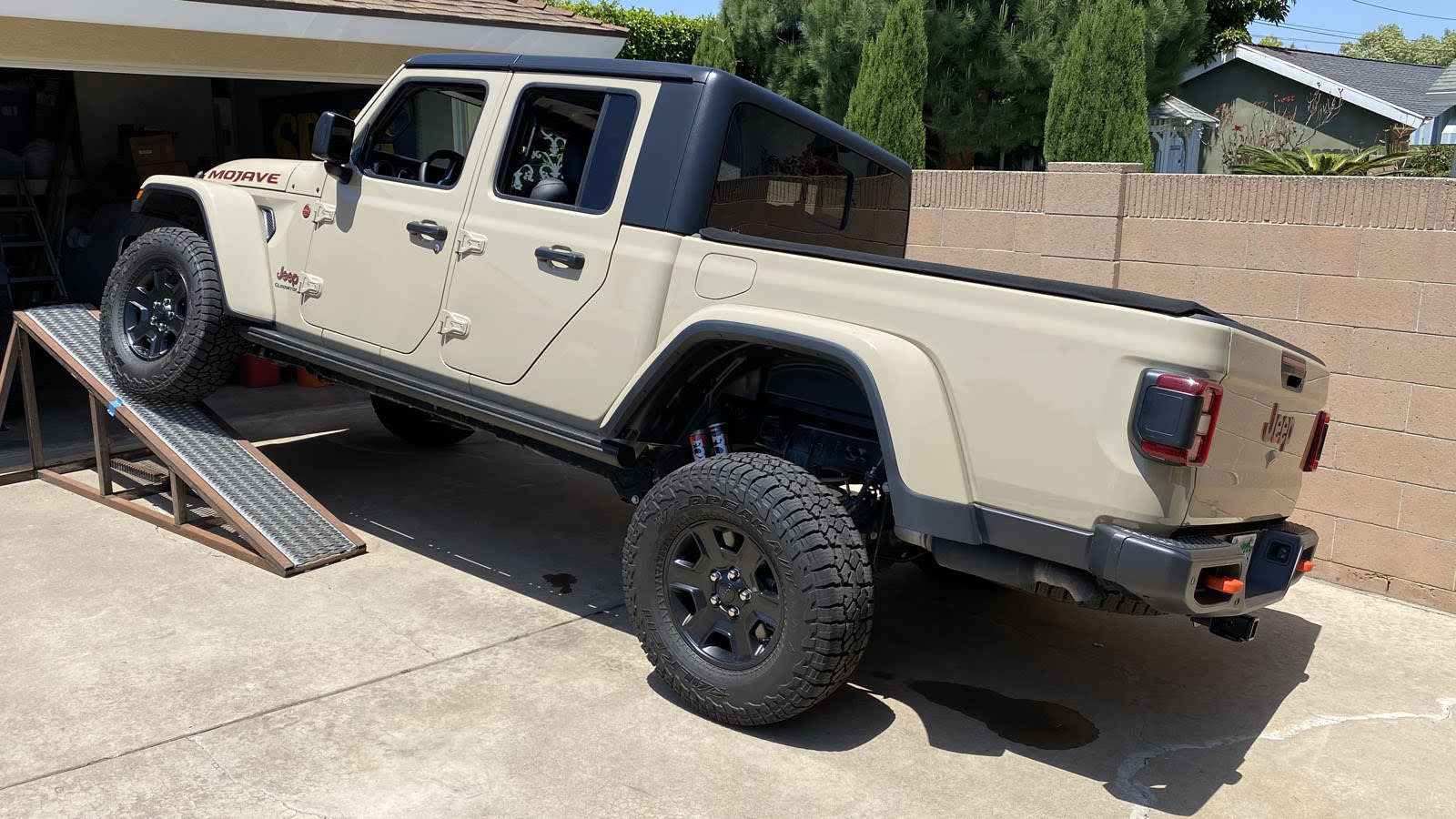 2020 Jeep Gladiator Mojave vs Rubicon Suspension Flex Test | Suspension,  off-roading, sway bars - Autoblog
