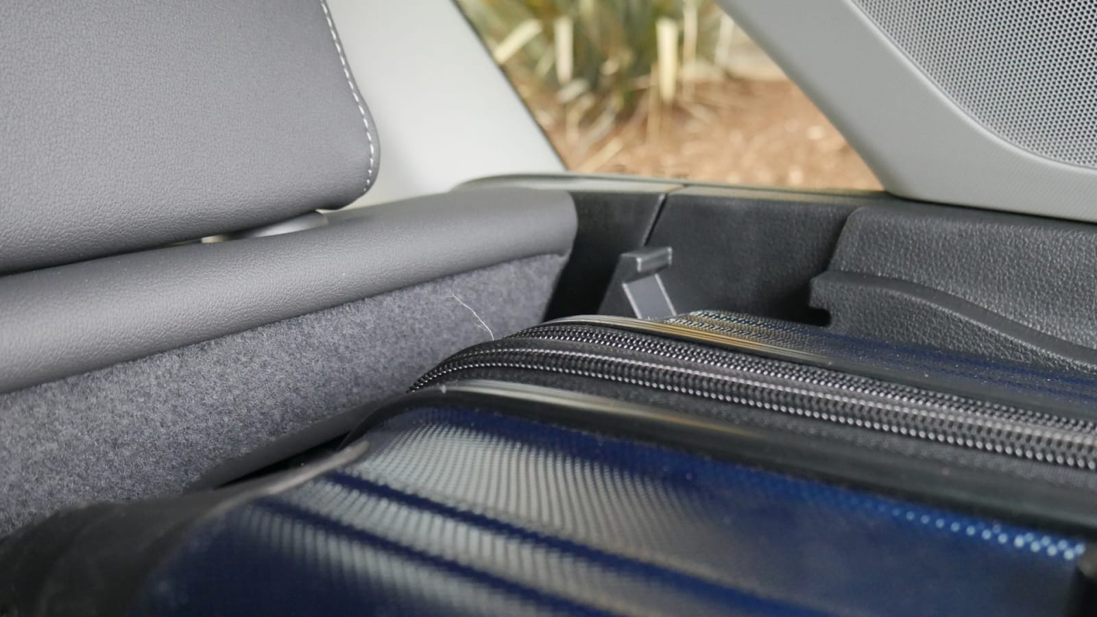 2021 Audi Q5 luggage test cargo cover slot