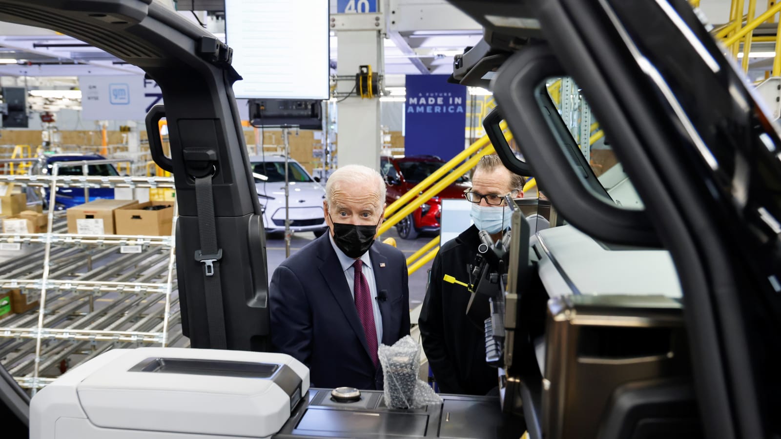 Biden tours GM Factory Zero: Watch him floor it in a Hummer€
