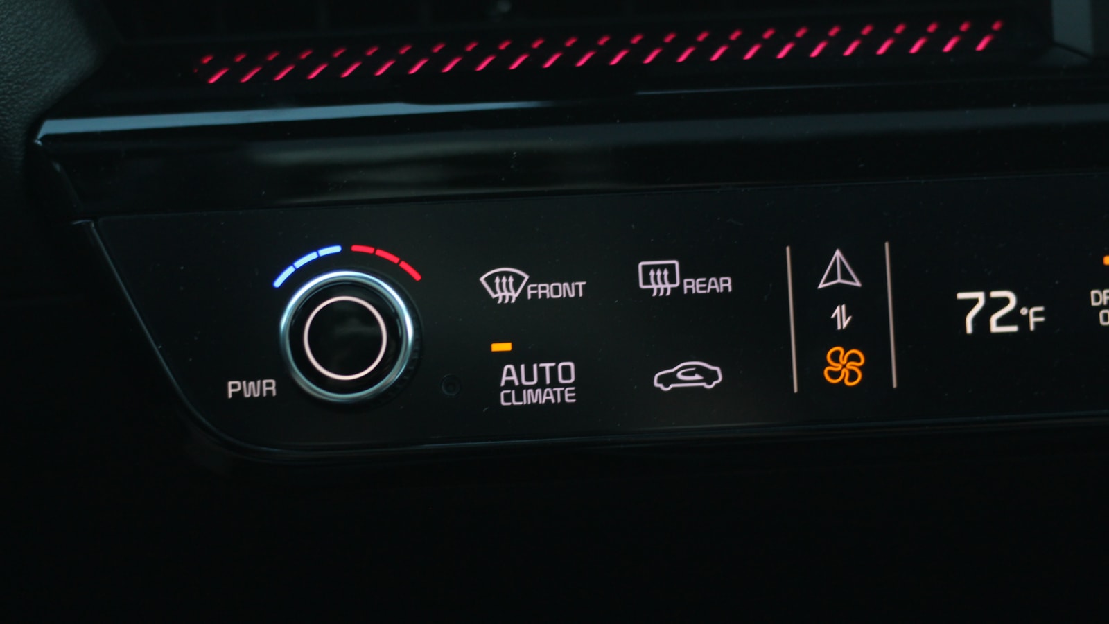 Le panneau de la barre tactile du Kia EV6 2022 est à la fois intelligent et légèrement irritant
