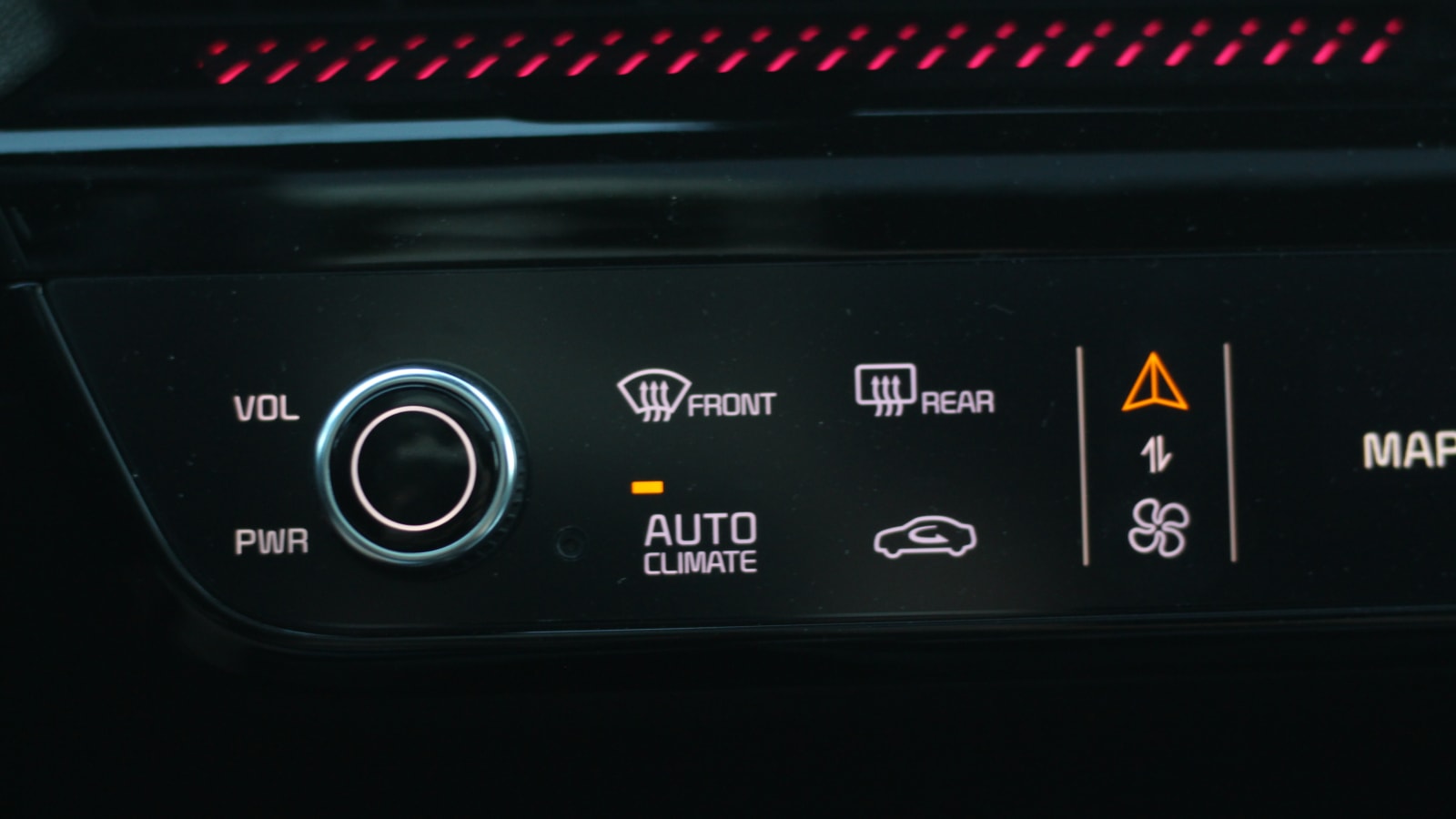 Le panneau de la barre tactile du Kia EV6 2022 est à la fois intelligent et légèrement irritant