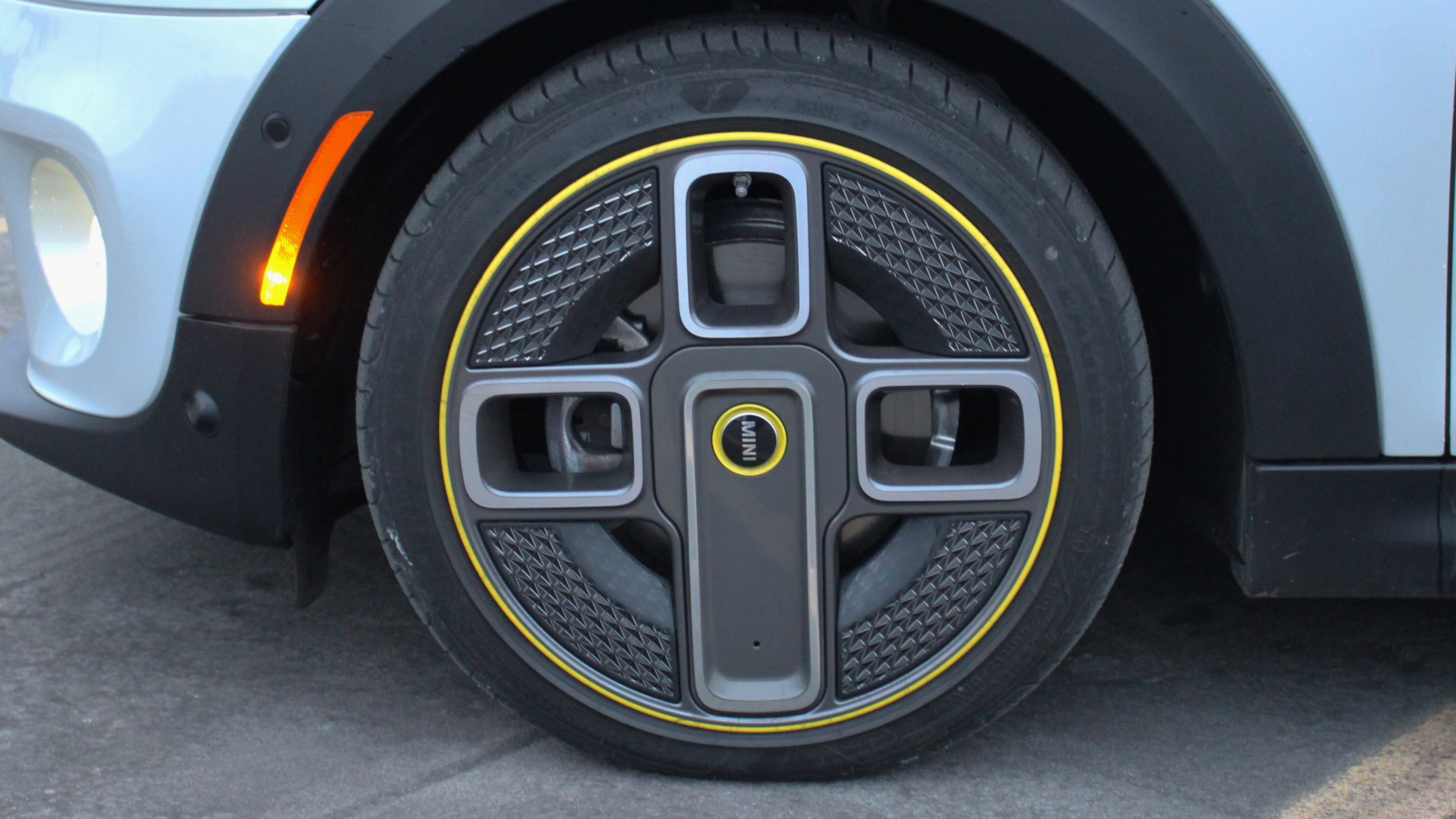 2020 Mini Cooper SE Drivers' Notes | Photos, specs, impressions 4 Rice Tire