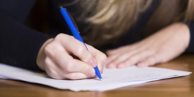 jeune femme écrivant une lettre