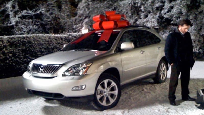 Сонник машину муж. Автомобиль в подарок. Подарили машину. Машина подарок с бантом зимой. Мужчина дарит машину.