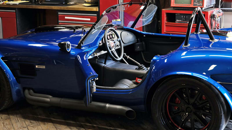 Superformance'dan modernize edilmiş bir Shelby Cobra 'replikası' kazanın