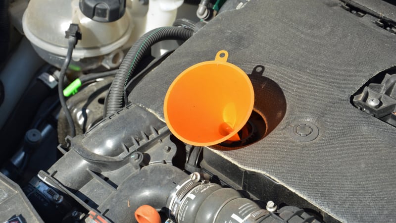 Motoröl: Prüfen des Ölstands und Nachfüllen bei niedrigem Ölstand