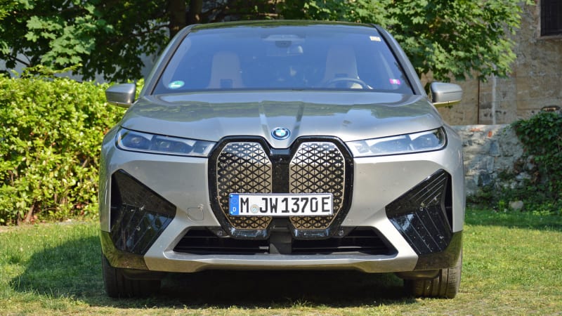 2023 BMW iX M60 First Drive: el SUV elÃ©ctrico de BMW cruza los Alpes