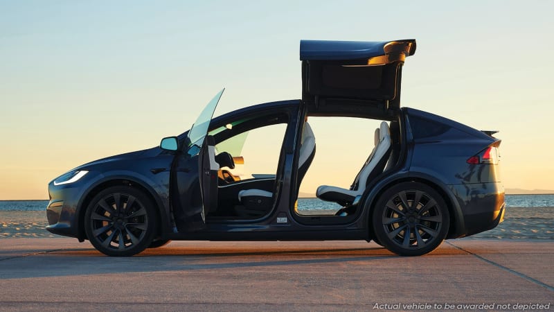 Şimdiye kadar yapılmış en hızlı elektrikli SUV olan Tesla Model X Plaid'i kazanın