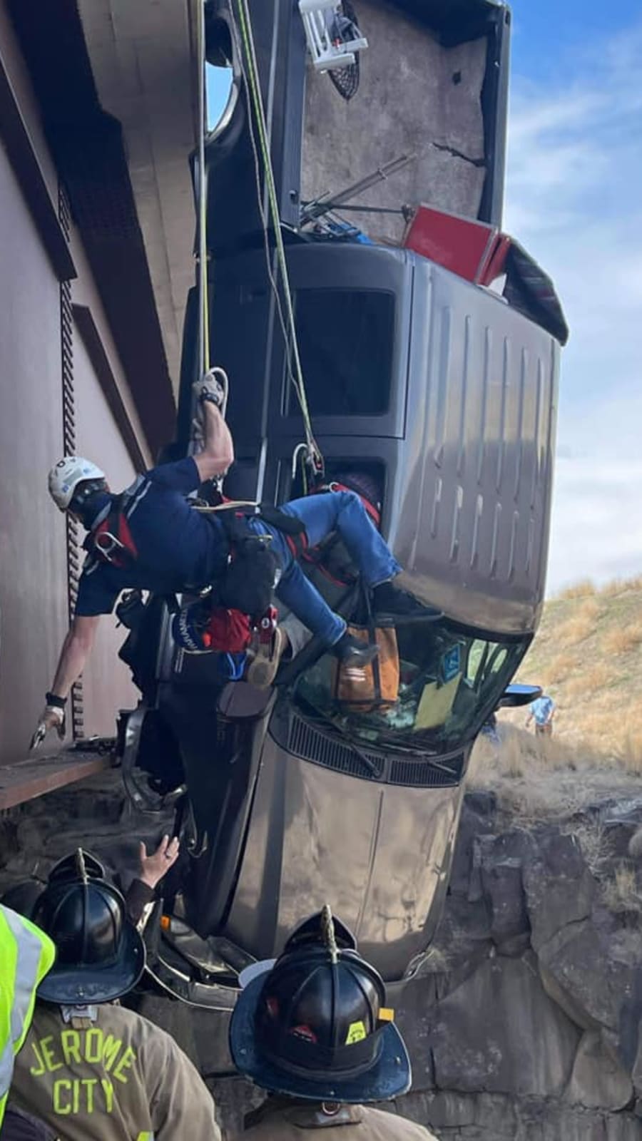 Trailer safety chain stops couple's pickup from plunging into Idaho gorge