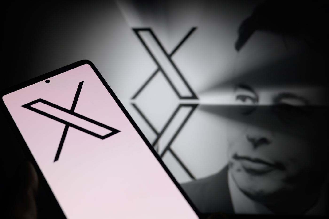 X revierte su política antigénero tras denuncias de la derecha