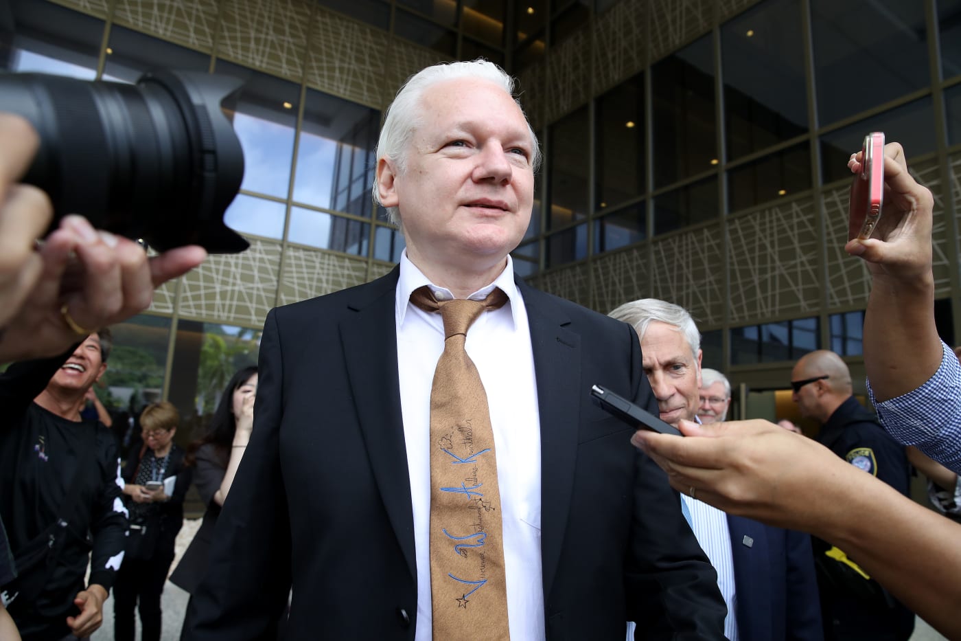Julian Assange se declara culpable de espionaje pero se defiende ante los tribunales