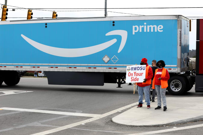 People hold a banner at the Amazon facility while members of a congressional delegation turn up to show their support for workers who will vote on whether to unite in Bessemer, Alabama, USA March 5, 2021. REUTERS / Dustin Chambers?
